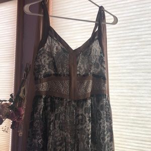 Maxi dress with pattern and lace